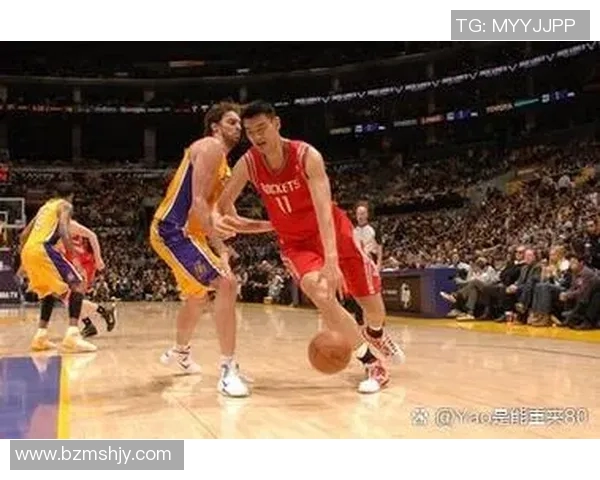 篮球巨星与足球传奇的跨界对决 谁能在球场上笑到最后