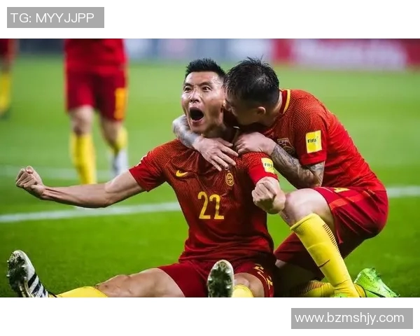 当足球巨星偶遇成龙现场气氛沸腾引发全场热烈欢呼